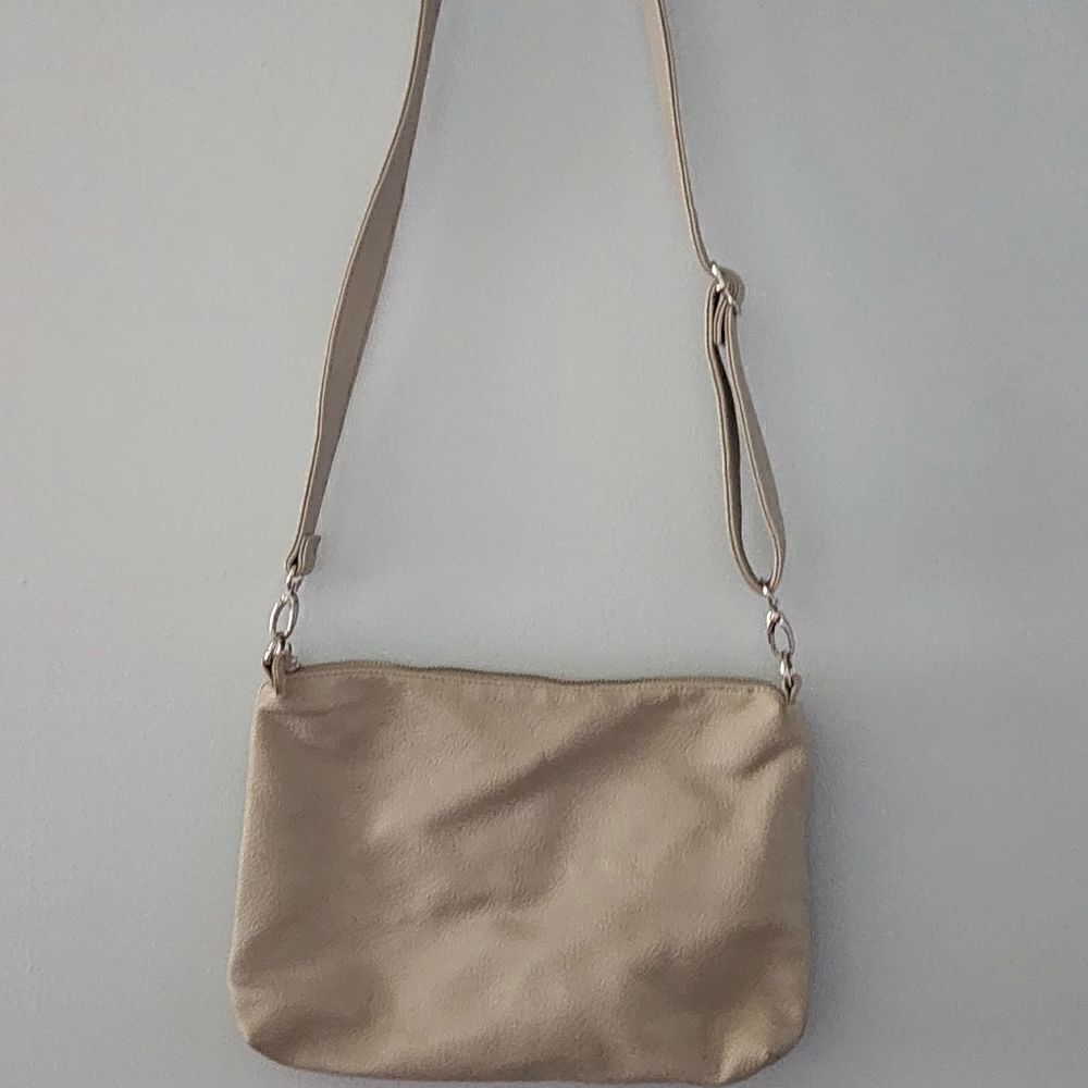 Steve Madden adjustable crossbody handbag 👜 taupe color